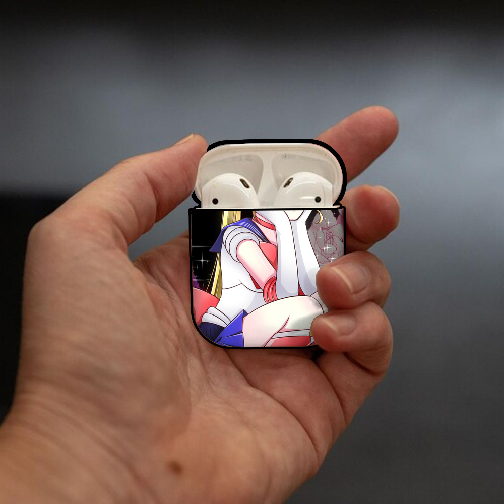 美少女戦士セーラームーン Sailor Moon AirPods 第2世代保護ケース ハードシェル ブラック 耐衝撃・防指紋・カラビナ付き