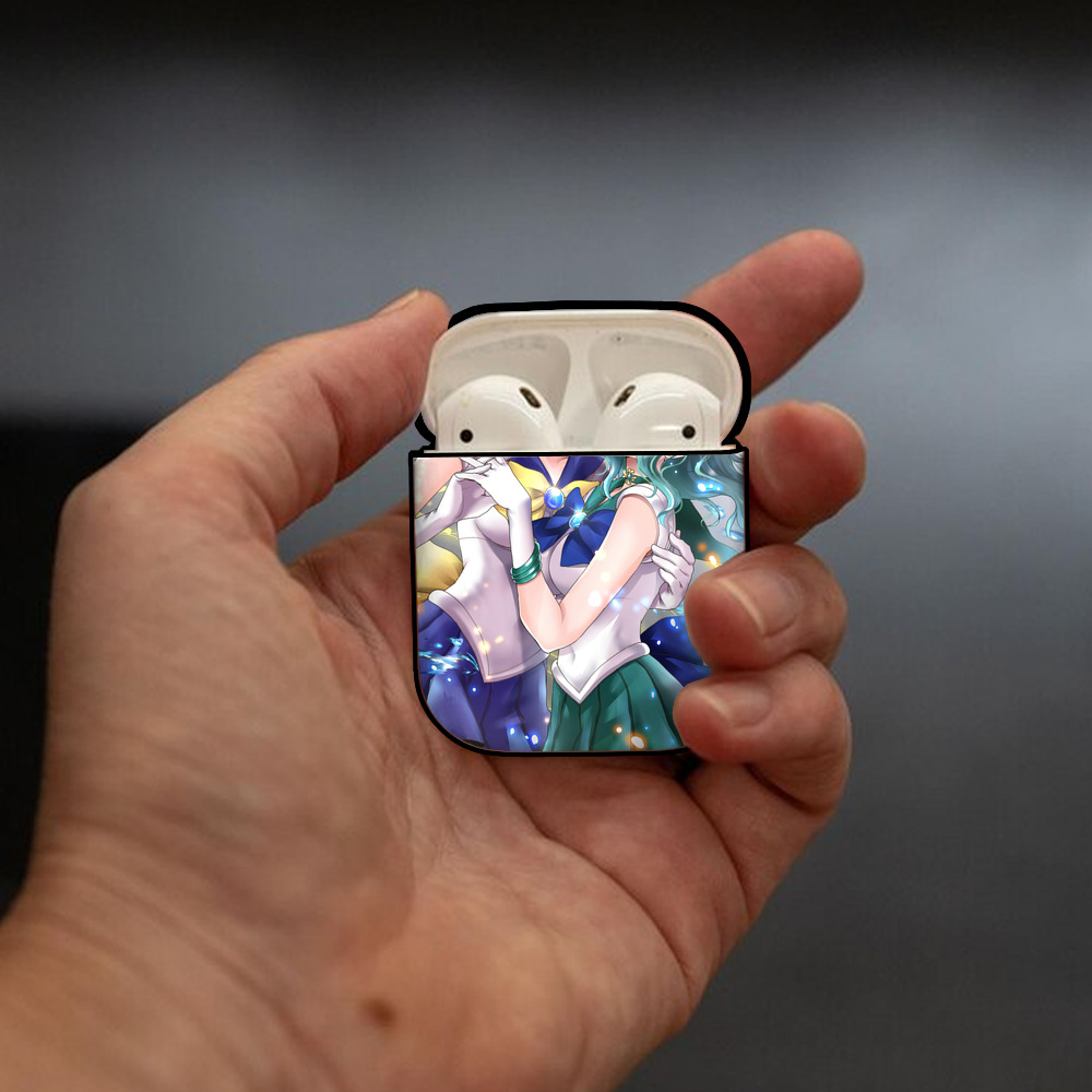 美少女戦士セーラームーン Sailor Moon AirPods 第2世代保護ケース ハードシェル ブラック 耐衝撃・防指紋・カラビナ付き