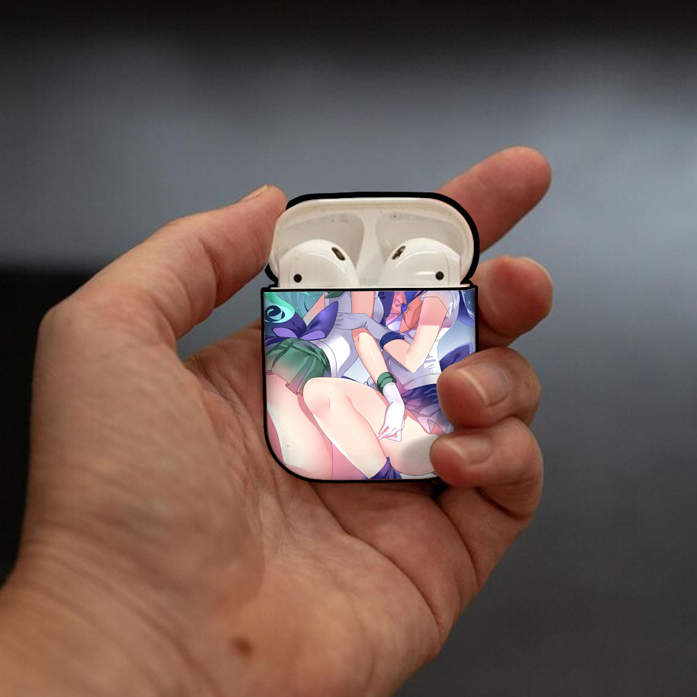 美少女戦士セーラームーン Sailor Moon AirPods 第2世代保護ケース ハードシェル ブラック 耐衝撃・防指紋・カラビナ付き