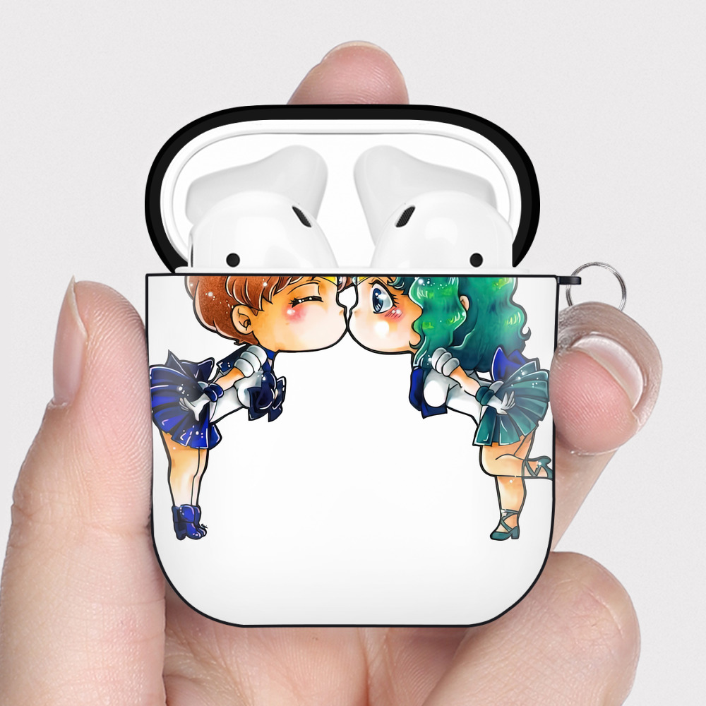 （画像用） 美少女戦士セーラームーン 天王はるか Sailor Moon Tenoh Haruka AirPods 第2世代保護ケース ハードシェル ブラック 耐衝撃・防指紋・カラビナ付き