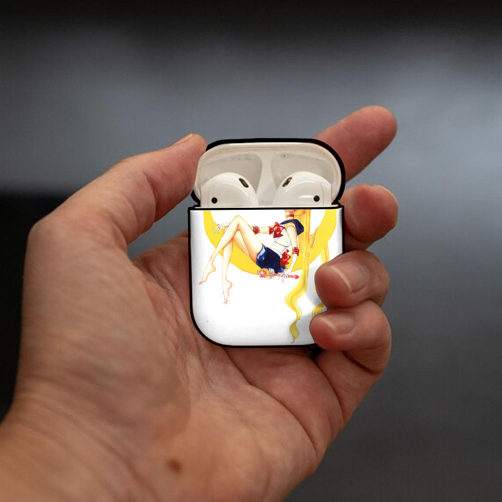 美少女戦士セーラームーン 月野 うさぎ つきの うさぎ Sailor Moon Tsukino Usagi AirPods 第2世代保護ケース ハードシェル ブラック 耐衝撃・防指紋・カラビナ付き