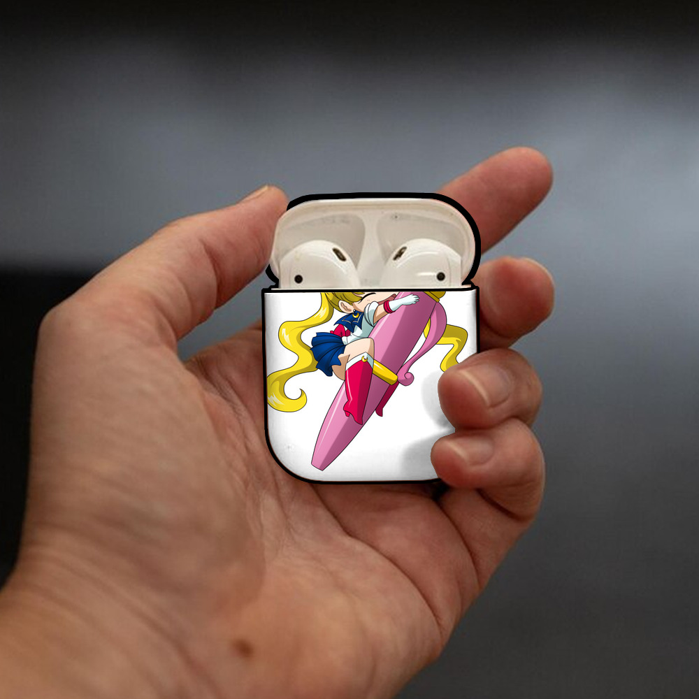 美少女戦士セーラームーン 月野 うさぎ つきの うさぎ Sailor Moon Tsukino Usagi AirPods 第2世代保護ケース ハードシェル ブラック 耐衝撃・防指紋・カラビナ付き