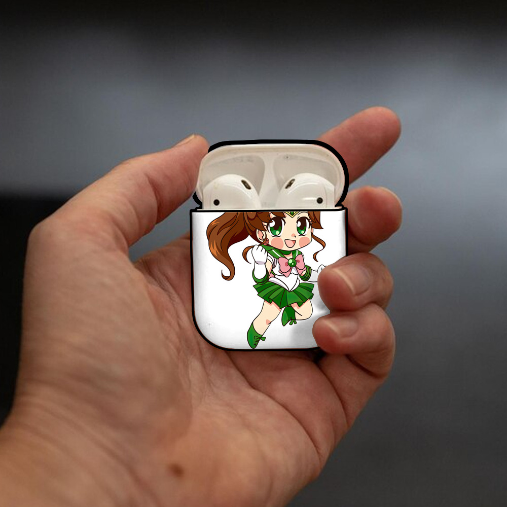 美少女戦士セーラームーン 木野 まこと きの まこと Sailor Moon Kino Makoto （セーラージュピター；Sailor Jupiter） AirPods 第2世代保護ケース ハードシェル ブラック 耐衝撃・防指紋・カラビナ付き