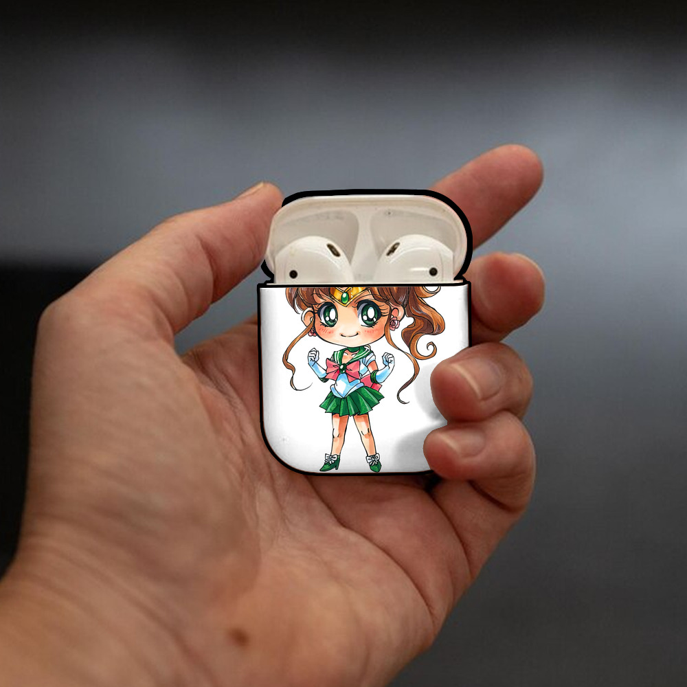 美少女戦士セーラームーン 木野 まこと きの まこと Sailor Moon Kino Makoto （セーラージュピター；Sailor Jupiter） AirPods 第2世代保護ケース ハードシェル ブラック 耐衝撃・防指紋・カラビナ付き
