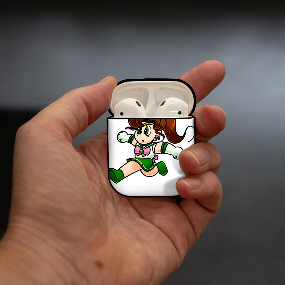 美少女戦士セーラームーン 木野 まこと きの まこと Sailor Moon Kino Makoto （セーラージュピター；Sailor Jupiter） AirPods 第2世代保護ケース ハードシェル ブラック 耐衝撃・防指紋・カラビナ付き