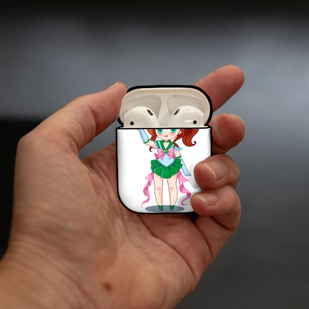 美少女戦士セーラームーン 木野 まこと きの まこと Sailor Moon Kino Makoto （セーラージュピター；Sailor Jupiter） AirPods 第2世代保護ケース ハードシェル ブラック 耐衝撃・防指紋・カラビナ付き