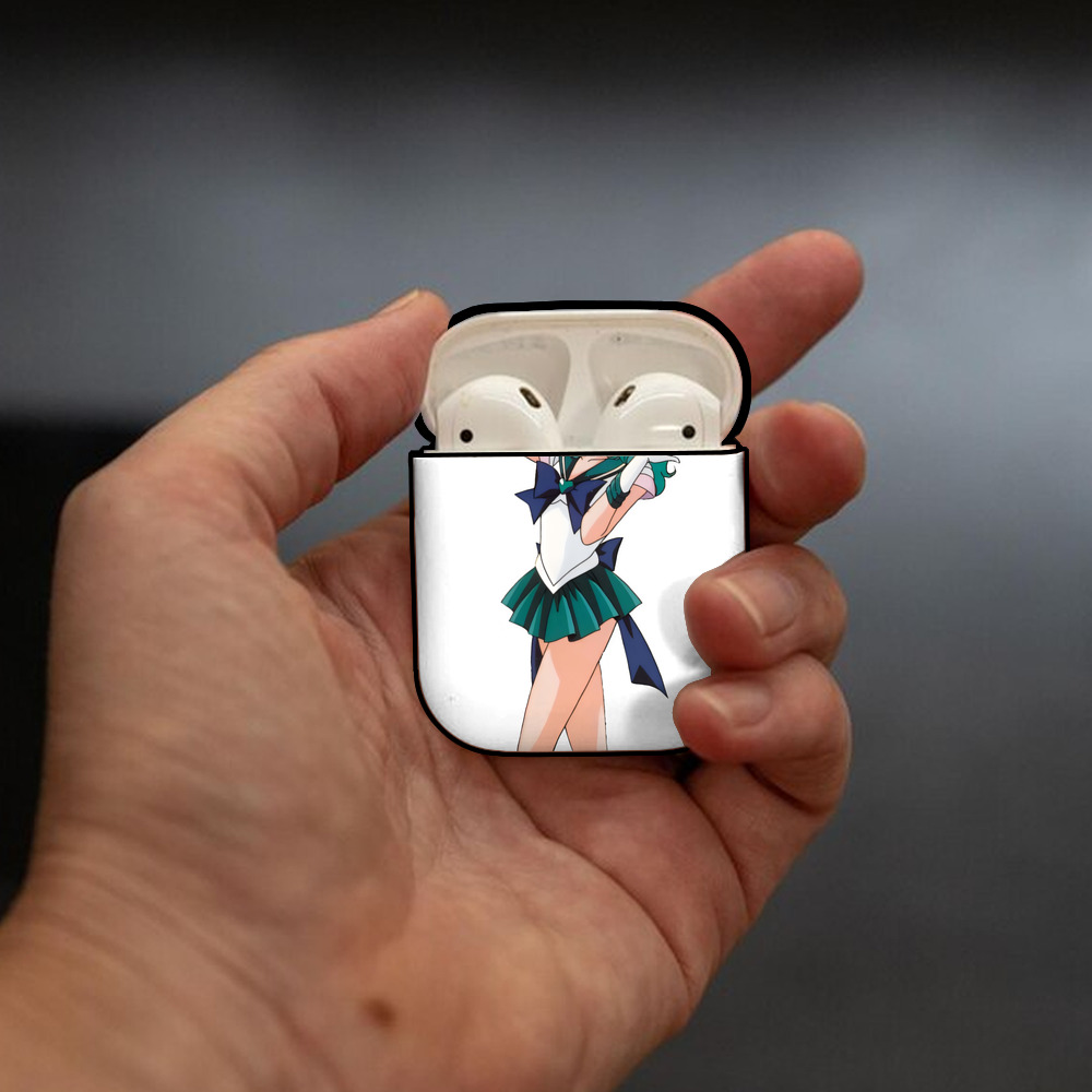 美少女戦士セーラームーン 海王 みちる（かいおう みちる） Sailor Moon Kaiou Michiru AirPods 第2世代保護ケース ハードシェル ブラック 耐衝撃・防指紋・カラビナ付き