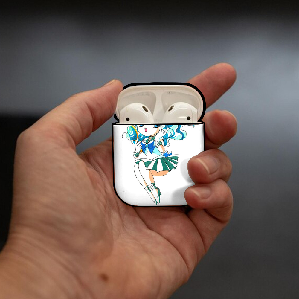 美少女戦士セーラームーン 海王 みちる（かいおう みちる） Sailor Moon Kaiou Michiru AirPods 第2世代保護ケース ハードシェル ブラック 耐衝撃・防指紋・カラビナ付き