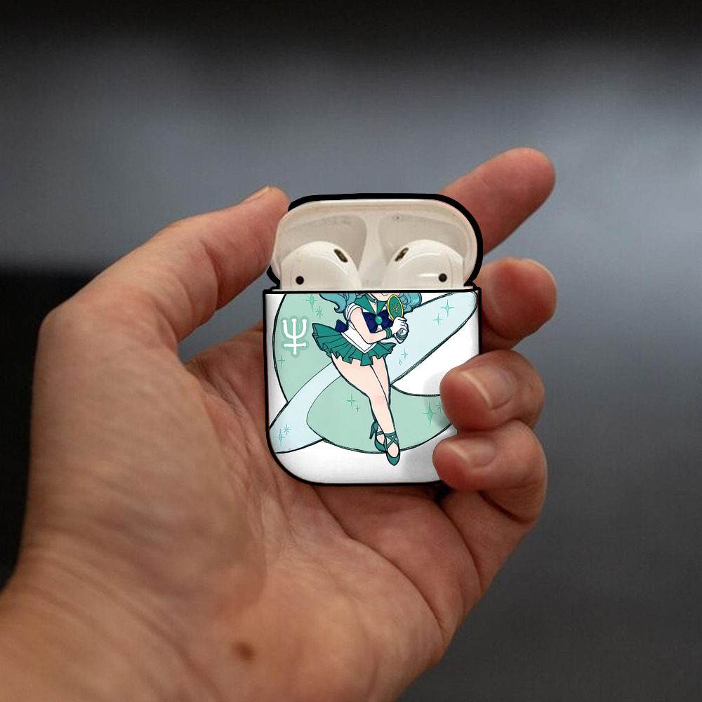 美少女戦士セーラームーン 海王 みちる（かいおう みちる） Sailor Moon Kaiou Michiru AirPods 第2世代保護ケース ハードシェル ブラック 耐衝撃・防指紋・カラビナ付き