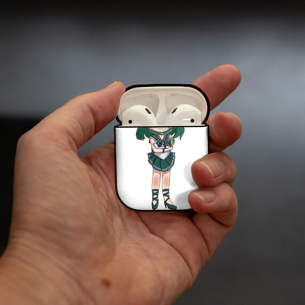 美少女戦士セーラームーン 海王 みちる（かいおう みちる） Sailor Moon Kaiou Michiru AirPods 第2世代保護ケース ハードシェル ブラック 耐衝撃・防指紋・カラビナ付き