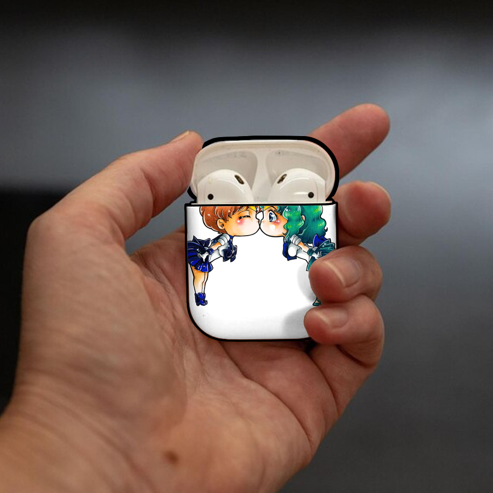 美少女戦士セーラームーン 天王はるか Sailor Moon Tenoh Haruka AirPods 第2世代保護ケース ハードシェル ブラック 耐衝撃・防指紋・カラビナ付き