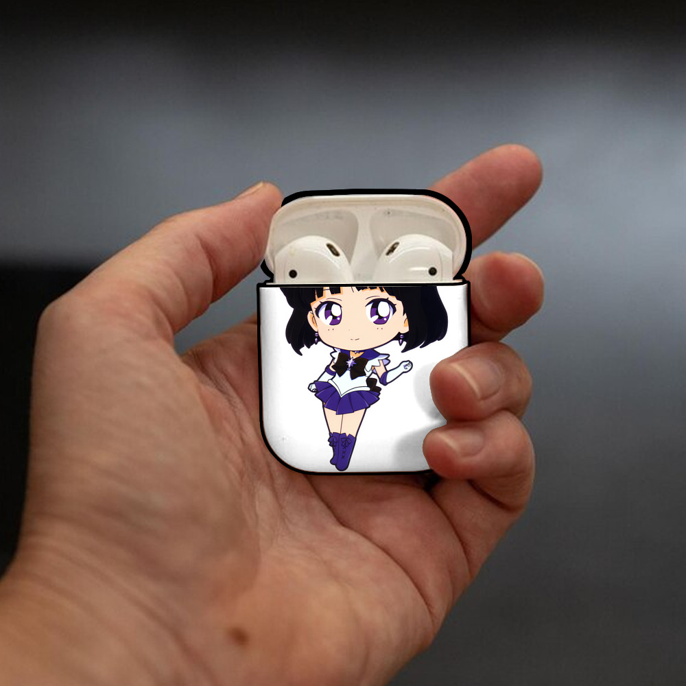 美少女戦士セーラームーン 土萠ほたる Sailor Moon Tomoe Hotaru （セーラーサターン；Sailor Saturn） AirPods 第2世代保護ケース ハードシェル ブラック 耐衝撃・防指紋・カラビナ付き