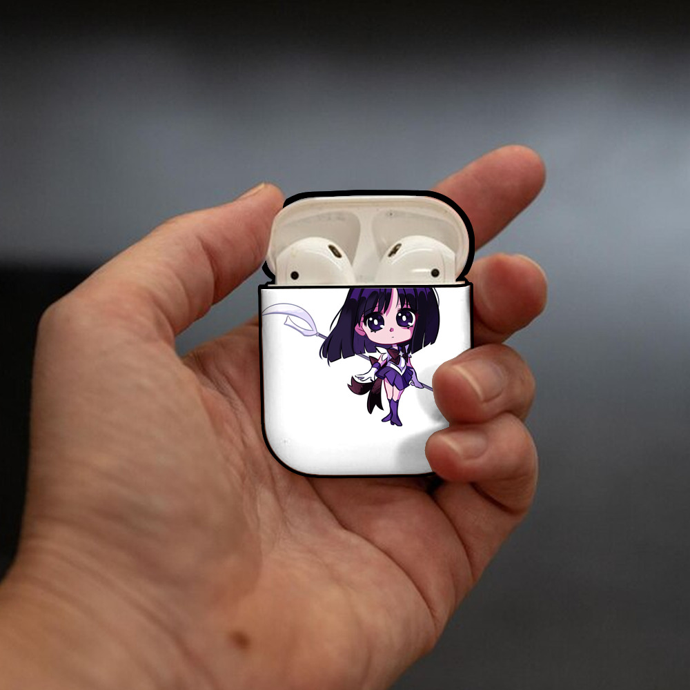美少女戦士セーラームーン 土萠ほたる Sailor Moon Tomoe Hotaru （セーラーサターン；Sailor Saturn） AirPods 第2世代保護ケース ハードシェル ブラック 耐衝撃・防指紋・カラビナ付き