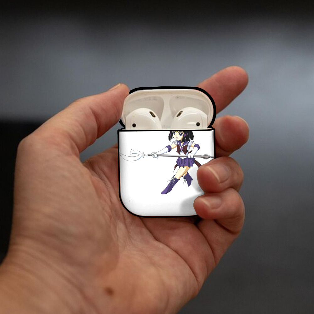 美少女戦士セーラームーン 土萠ほたる Sailor Moon Tomoe Hotaru （セーラーサターン；Sailor Saturn） AirPods 第2世代保護ケース ハードシェル ブラック 耐衝撃・防指紋・カラビナ付き