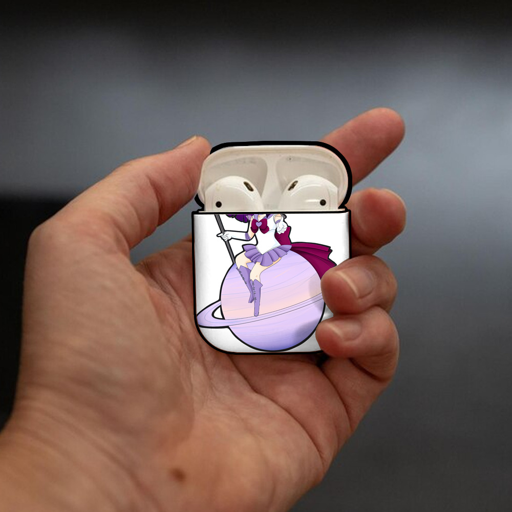 美少女戦士セーラームーン 土萠ほたる Sailor Moon Tomoe Hotaru （セーラーサターン；Sailor Saturn） AirPods 第2世代保護ケース ハードシェル ブラック 耐衝撃・防指紋・カラビナ付き