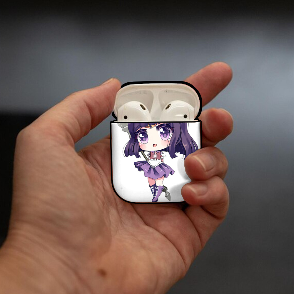 美少女戦士セーラームーン 土萠ほたる Sailor Moon Tomoe Hotaru （セーラーサターン；Sailor Saturn） AirPods 第2世代保護ケース ハードシェル ブラック 耐衝撃・防指紋・カラビナ付き