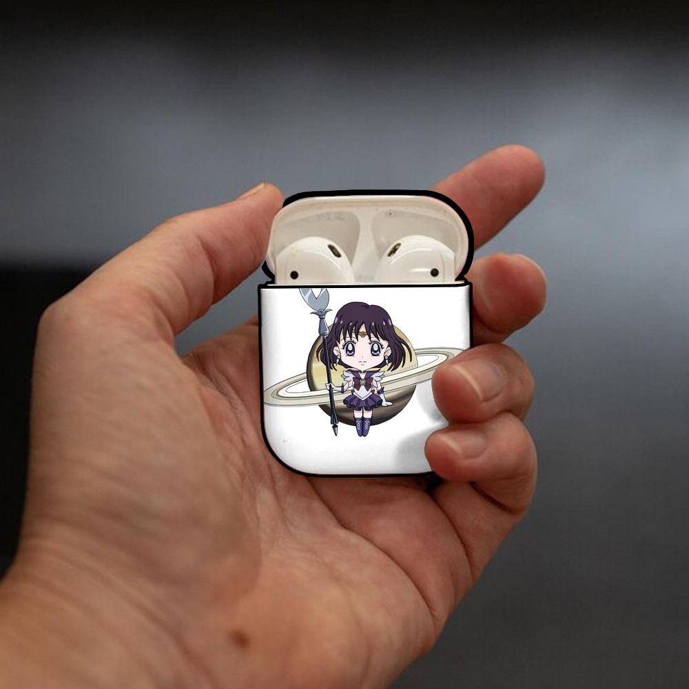 美少女戦士セーラームーン 土萠ほたる Sailor Moon Tomoe Hotaru （セーラーサターン；Sailor Saturn） AirPods 第2世代保護ケース ハードシェル ブラック 耐衝撃・防指紋・カラビナ付き