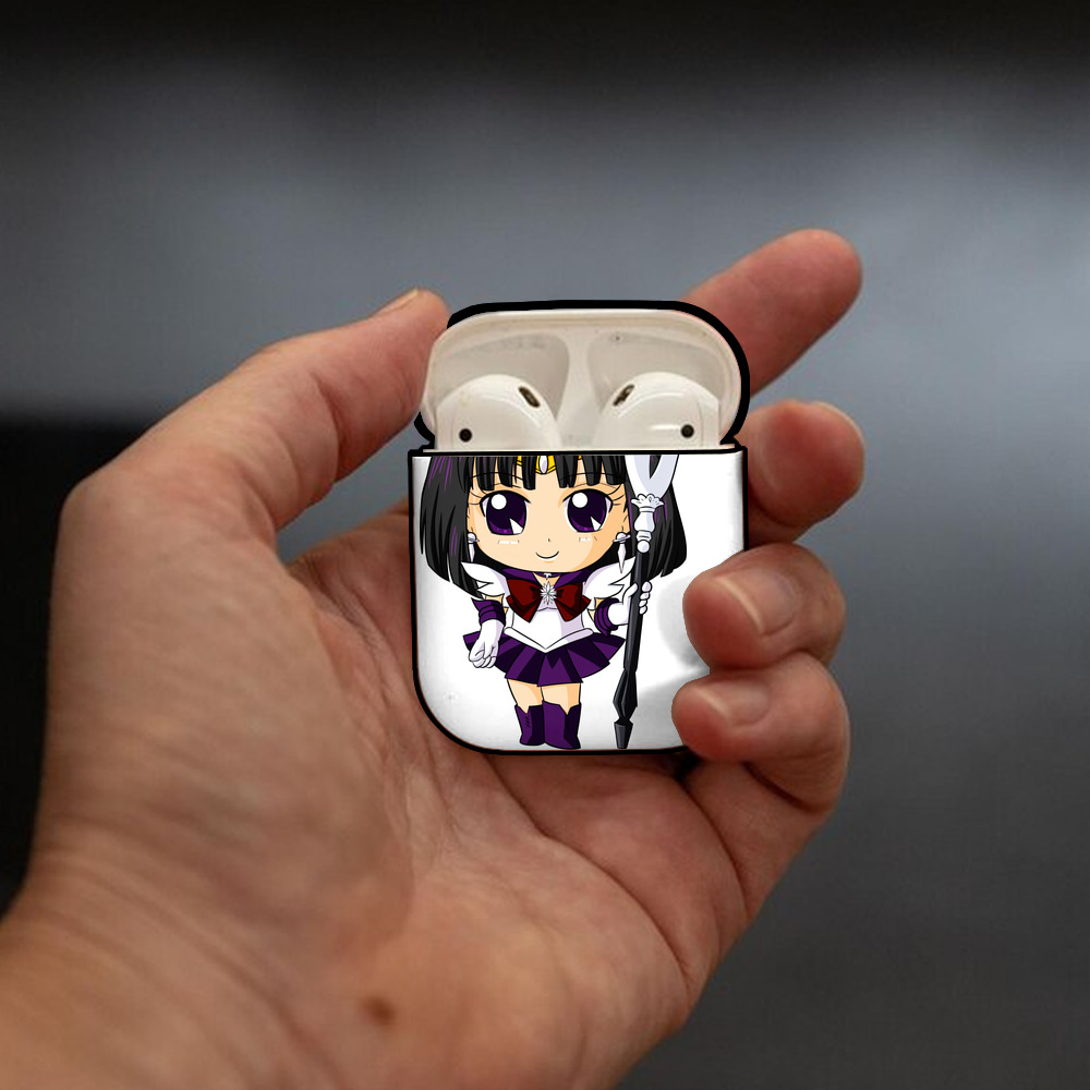美少女戦士セーラームーン 土萠ほたる Sailor Moon Tomoe Hotaru （セーラーサターン；Sailor Saturn） AirPods 第2世代保護ケース ハードシェル ブラック 耐衝撃・防指紋・カラビナ付き